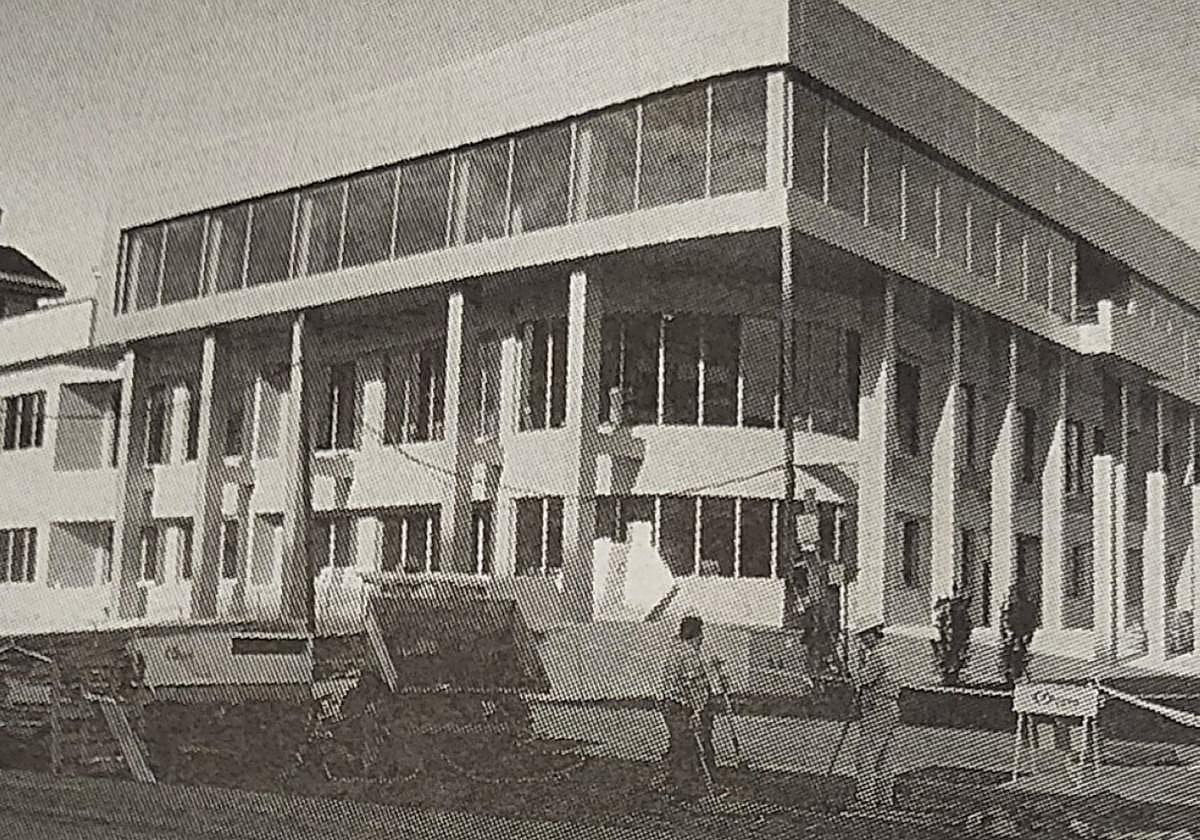 En la víspera de la apertura se retocaba el acceso al nuevo Ayuntamiento.