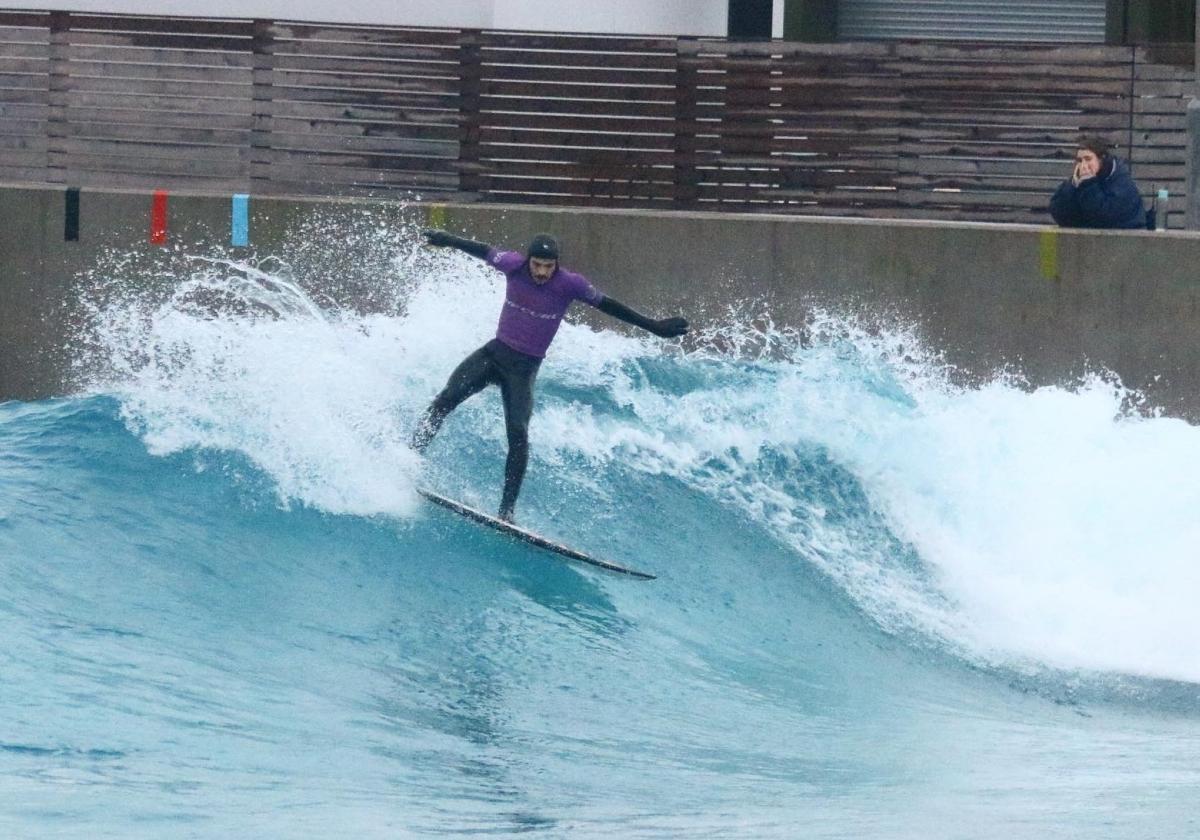 Miguel Robles, surfeando en una piscina de olas artificiales en Bristol.