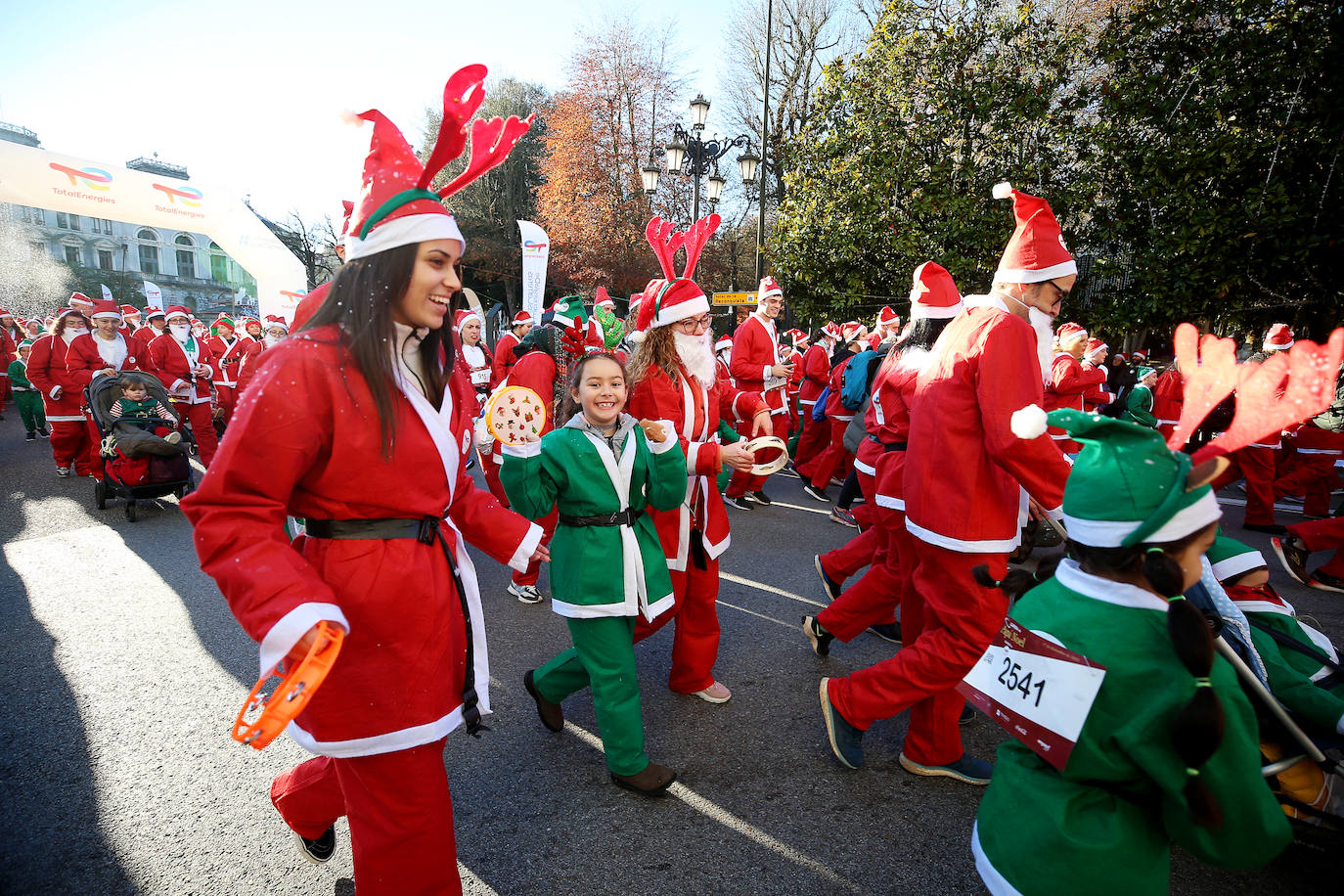 Una marea de Papás Noel y de elfos invade Oviedo