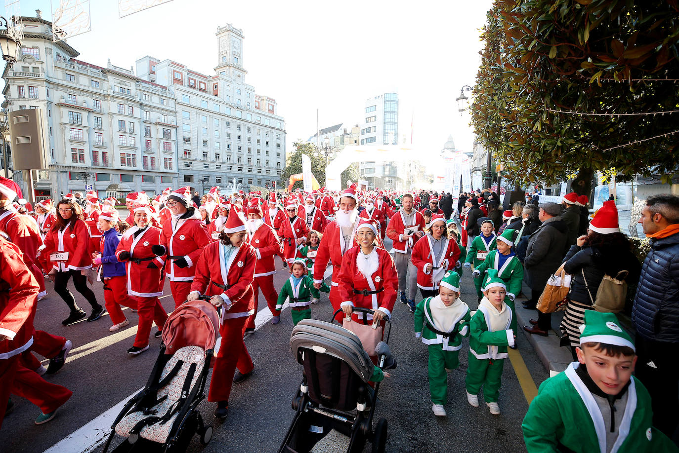 Una marea de Papás Noel y de elfos invade Oviedo