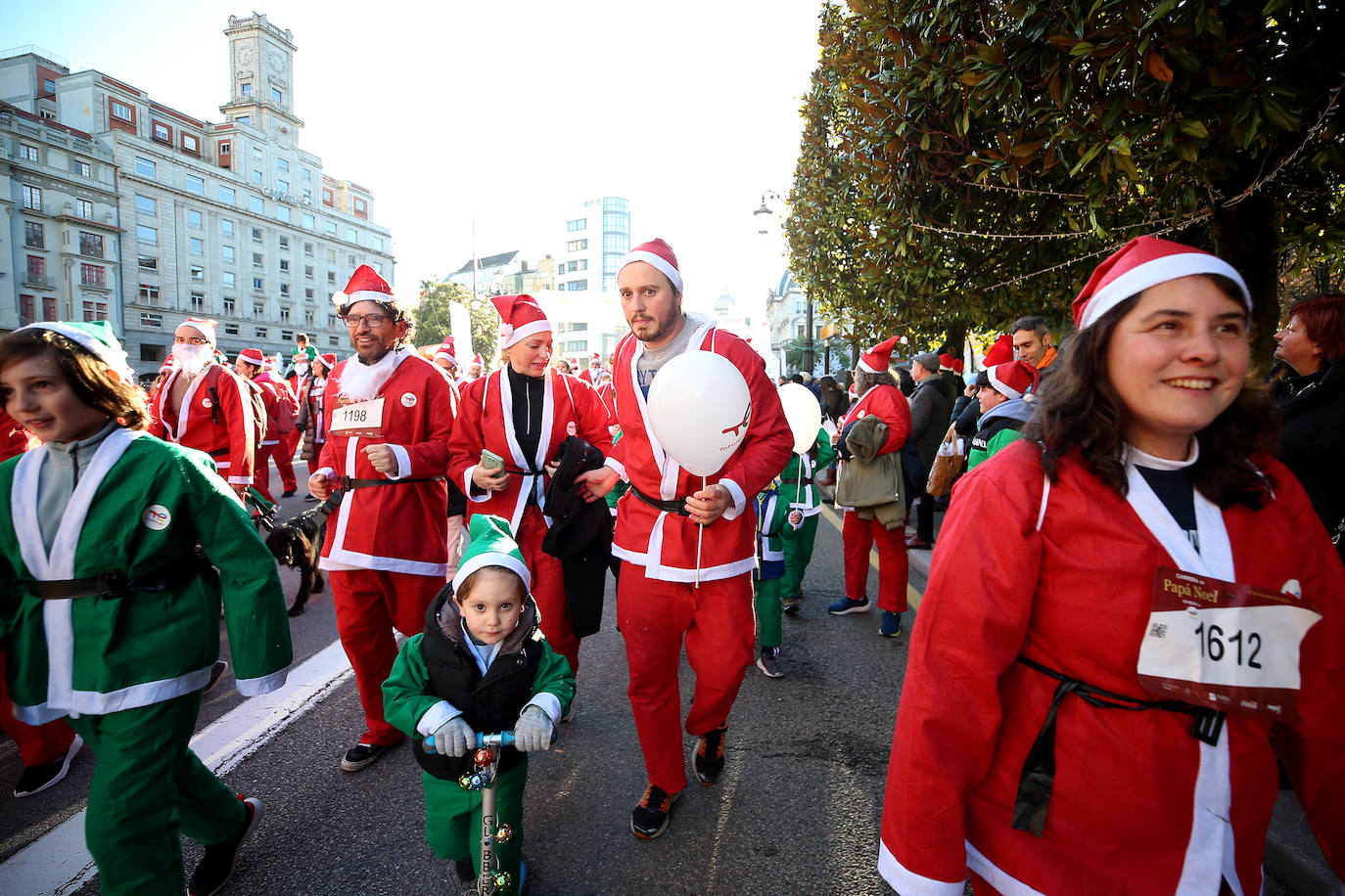 Una marea de Papás Noel y de elfos invade Oviedo