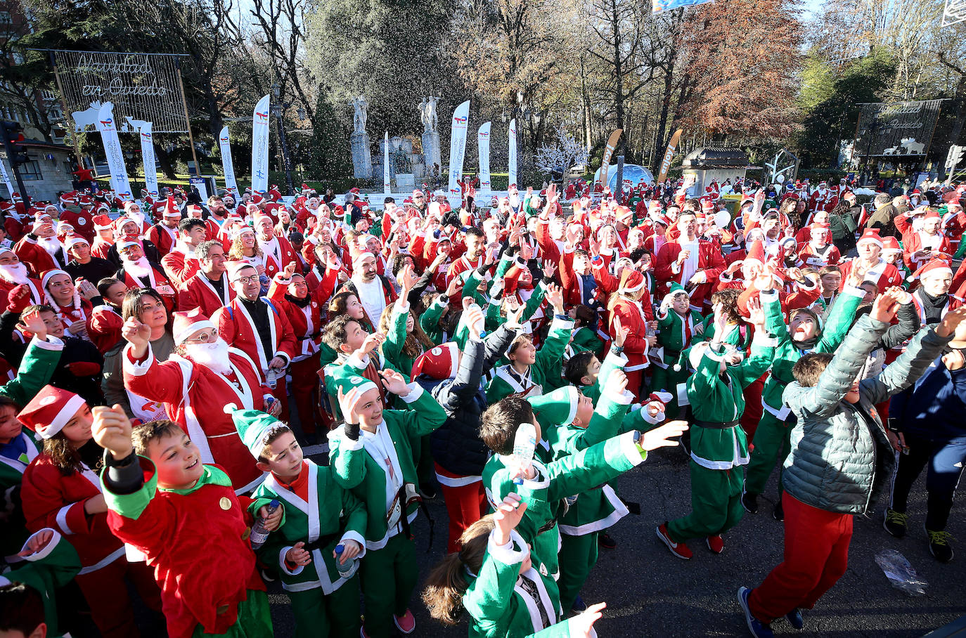 Una marea de Papás Noel y de elfos invade Oviedo