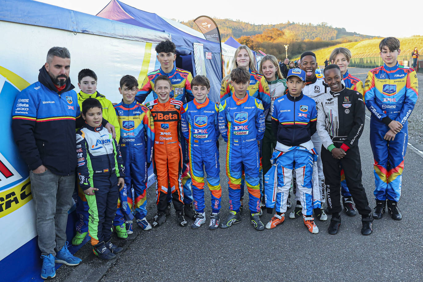Pablo Rodríguez, uno de los responsables del equipo DPK Racing, junto a las jóvenes promesas.