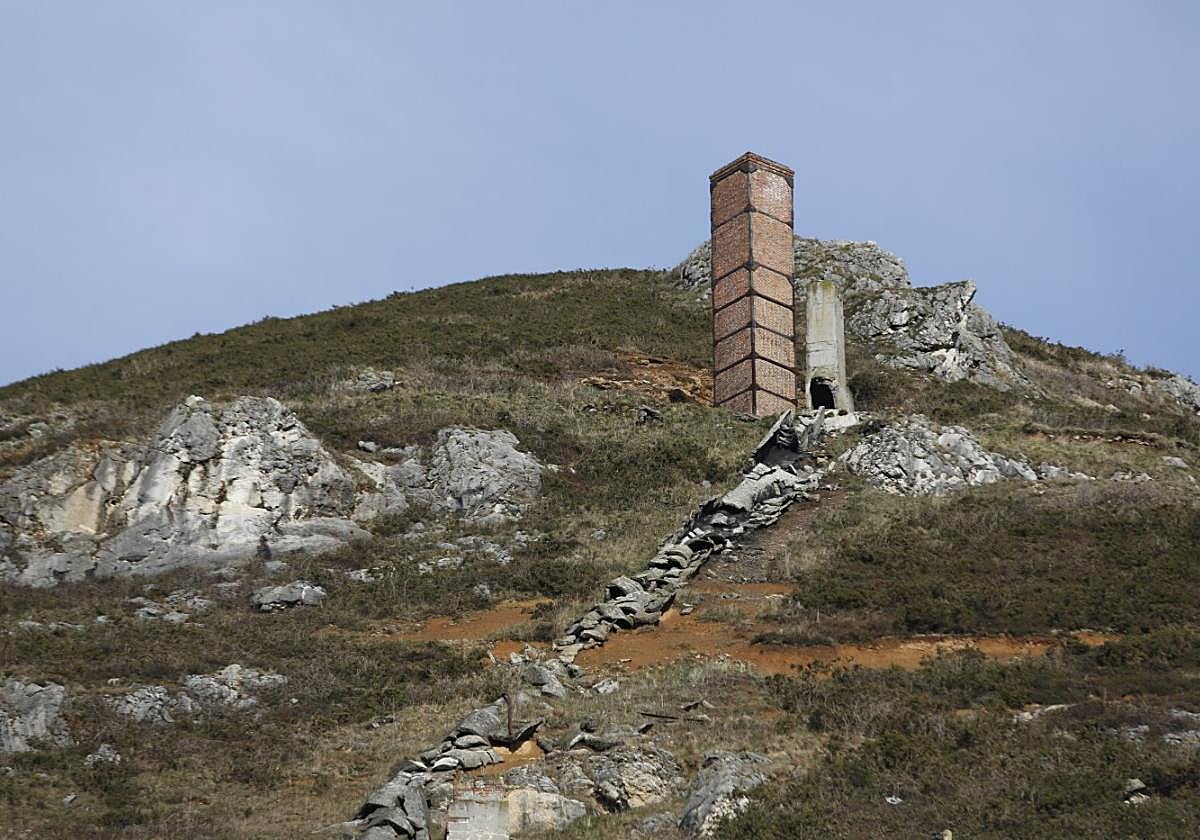 Una de las chimeneas que reclaman salvar y proteger en la mina de La Soterraña.