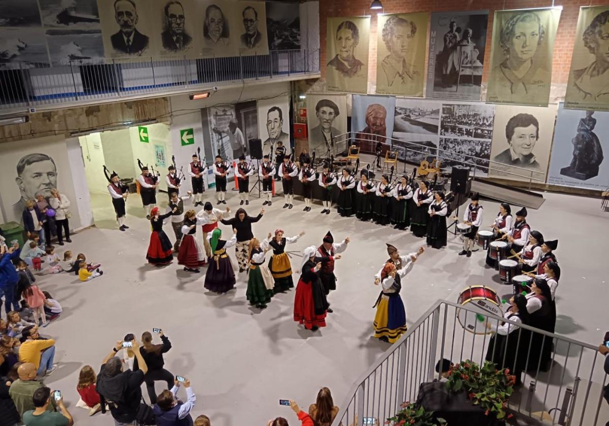 Actuación del Grupo de Danza San Féliz de Candás.