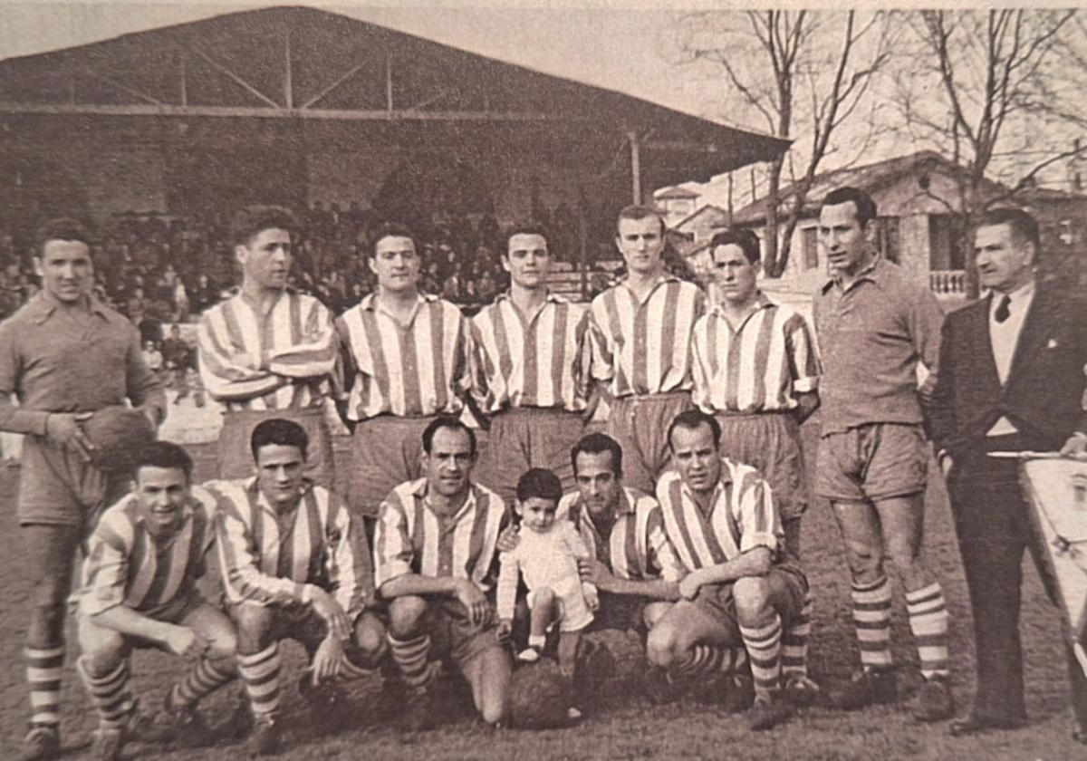 Real Avilés de la temporada 52-53. Arriba: Meca, Alvarito, Bermejo, Castejón, Mauro, Taranco, Munárriz y Víctor Núñez (delegado). Abajo: Riestra, Linares, Mantido I, Ernesto y Luis Sánchez.