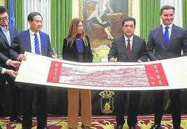 De iquierda a derecha, en primer término, el director de la oficina municipal de Asuntos Exteriores, Sun Fuxin, la vicealcaldesa Ángela Pumariega, el presidente del CCPPCh, Yu Yongxin, y el concejal de Relaciones Institucionales, Jorge González-Palacios, junto al resto de la delegación de Yantai, y representantes políticos y del empresariado asturiano.