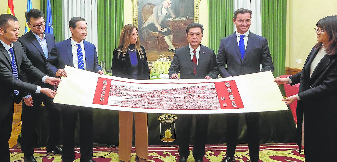 Los representantes de Yantai, junto a la vicealcaldesa Ángela Pumariega y el concejal de Relaciones Institucionales, Jorge González-Palacios, con uno de los obsequios que trajeron.