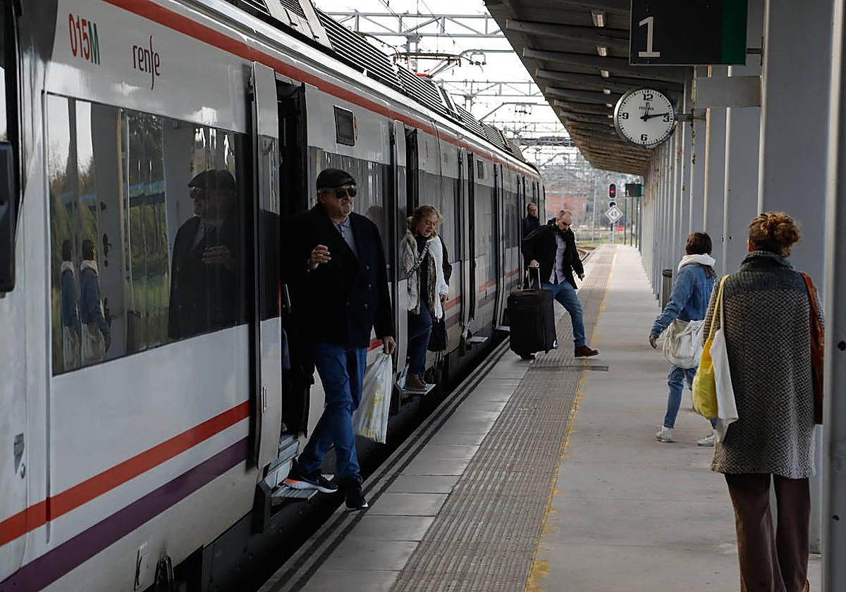 Los viajeros con destino Gijón llegaron a las 12.15, casi dos horas más tarde de lo previsto.