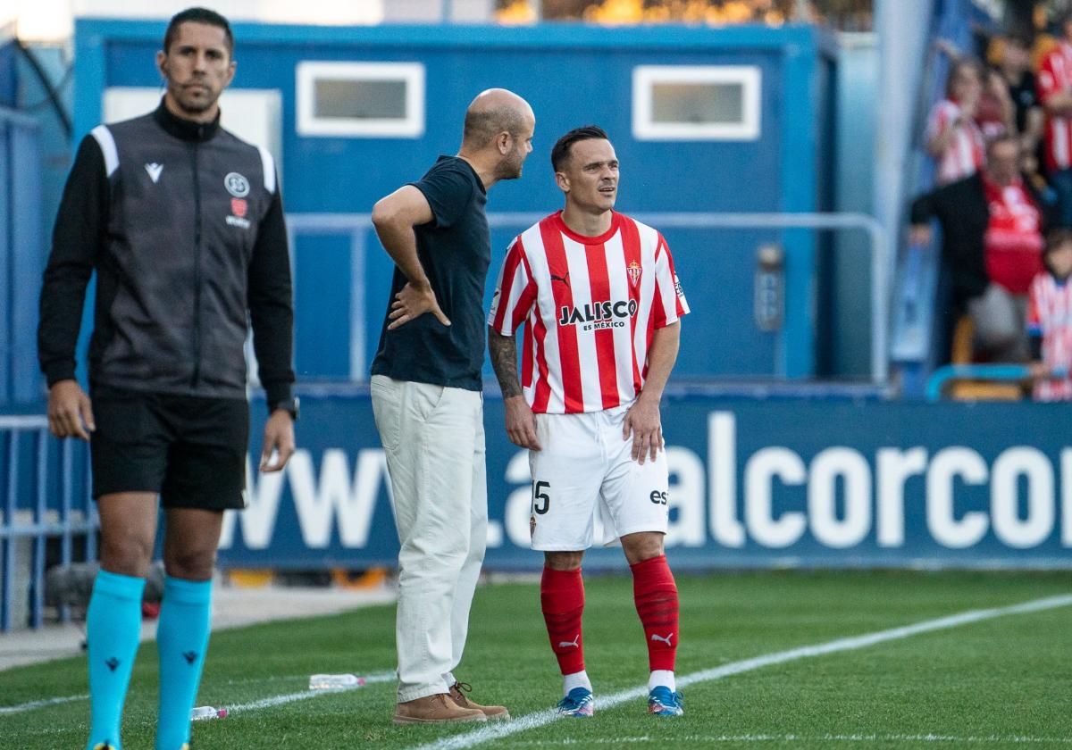 Miguel Ángel Ramírez charla con Roque Mesa en el partido del Sporting ante el Alcorcón.