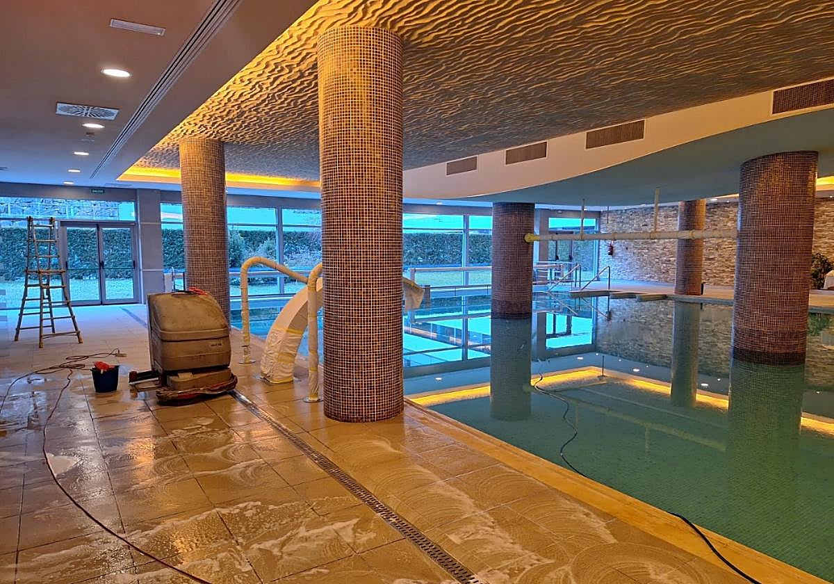 El spa ya se encuentra lleno de agua y se apuran las labores de limpieza para su reapertura.