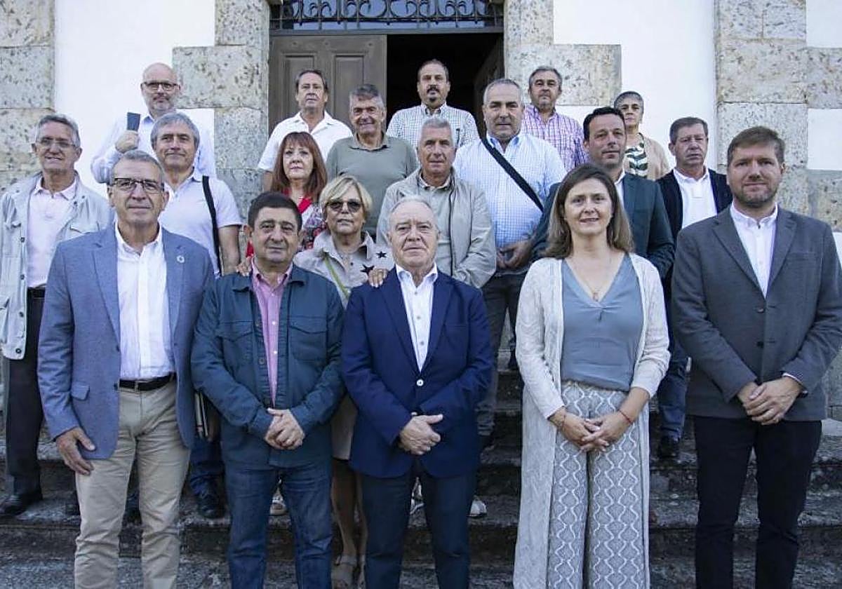 Miguel Gracia, en el centro, con miembros de la directiva, entre ellos el acalde de Somiedo.