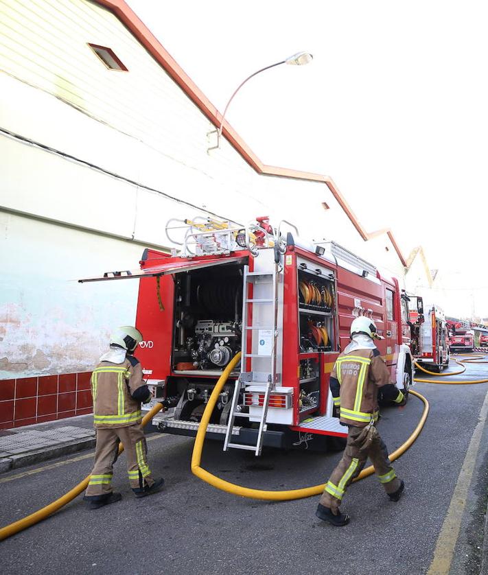 Imagen secundaria 2 - Alarma en Oviedo por un incendio en una nave abandonada en Almacenes Industriales: «Cualquier día vemos una desgracia»