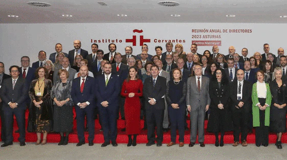 Foto de familia de la Reina Letizia con las autoridades asturianas y representantes del Instituto Cervantes