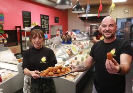 Lucía Villar y Fernando Trabanco, con las croquetas que ofrecerán en su local de comida para llevar 'Como en casa', en la carretera del Obispo.