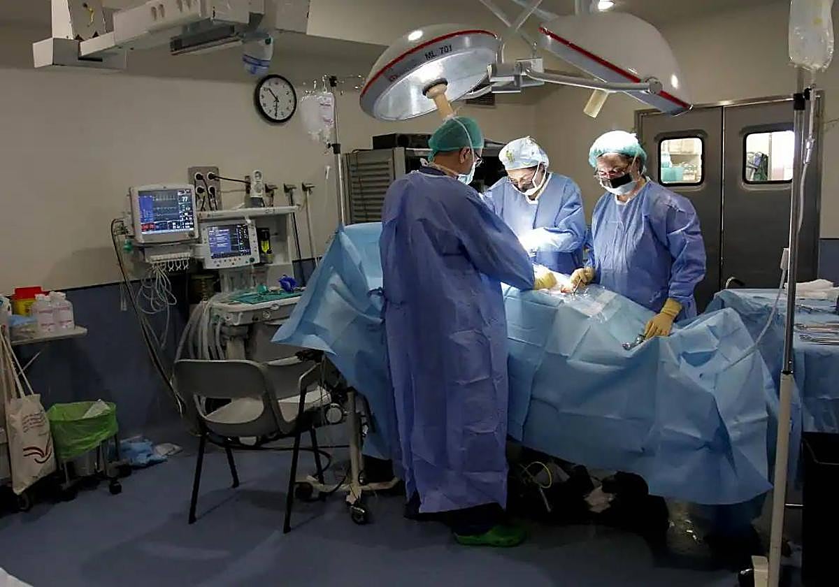 Personal sanitario realiza una intervención quirúrgica en el hospital avilesino