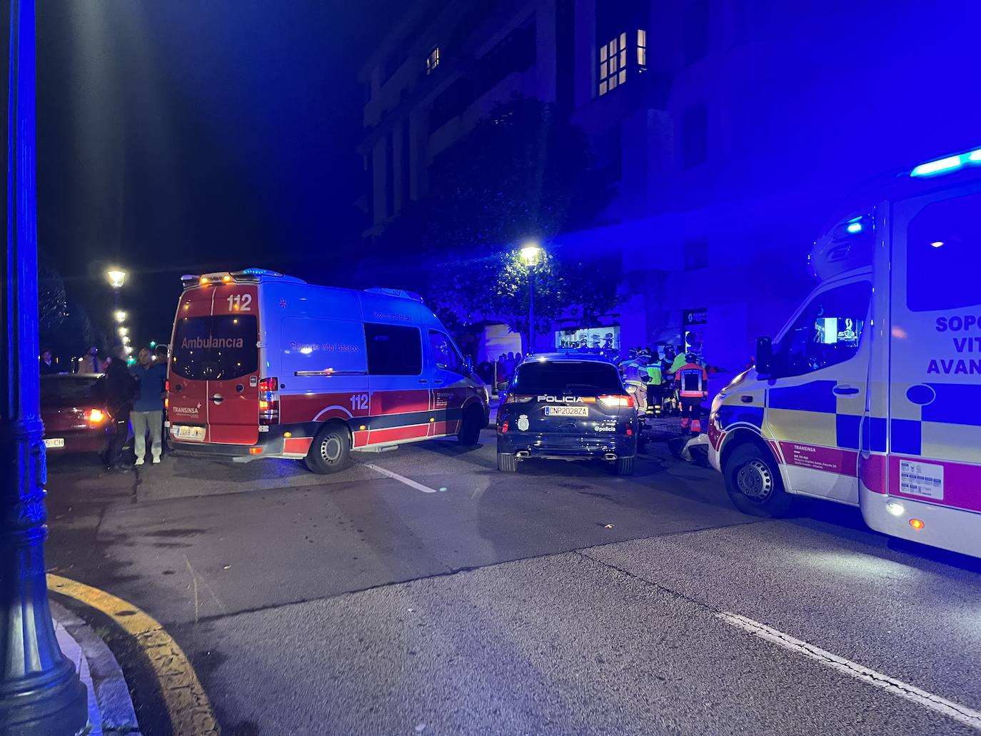 Espectacular choque entre un coche de la Policía y un turismo en Gijón