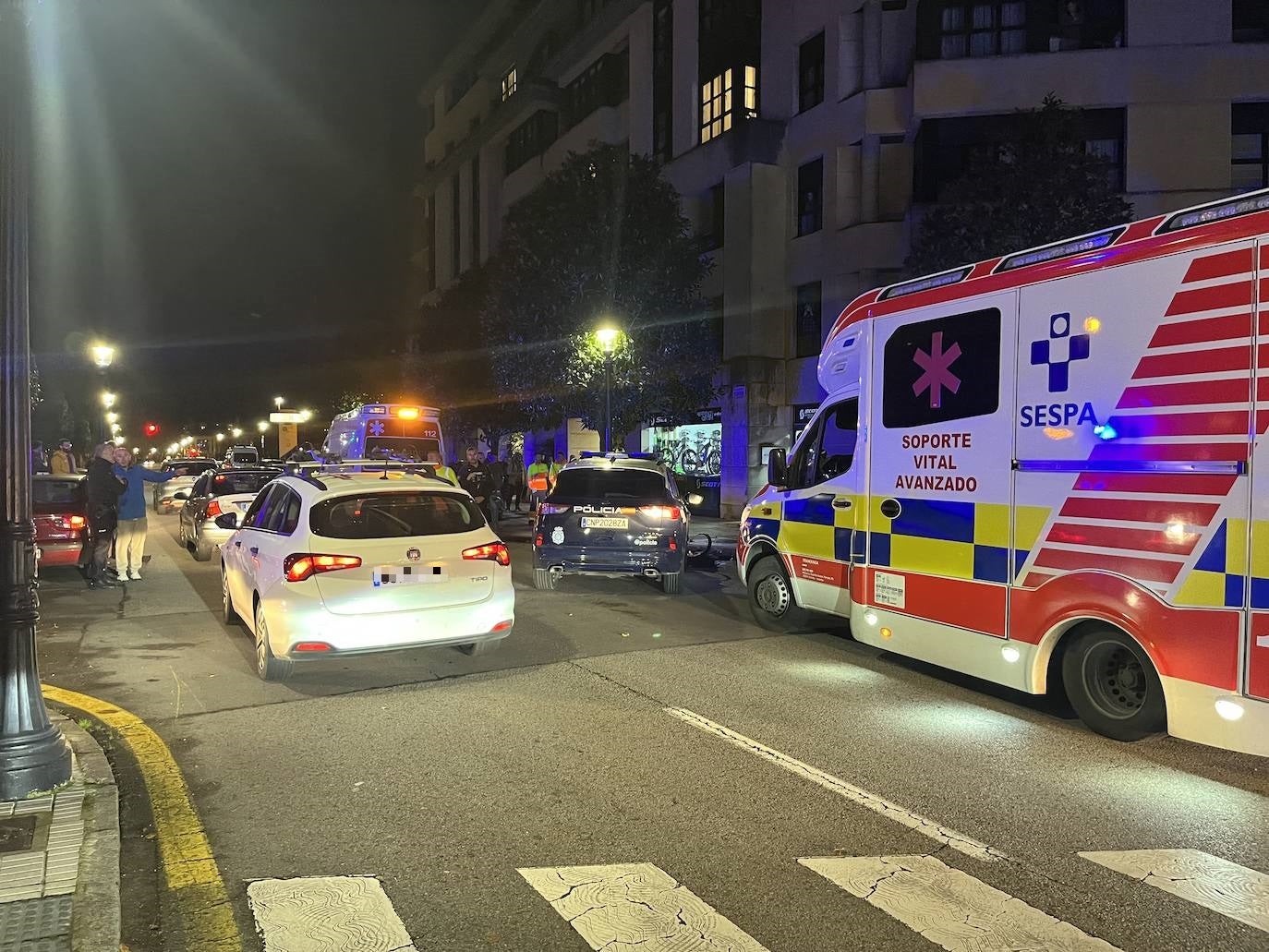 Espectacular choque entre un coche de la Policía y un turismo en Gijón