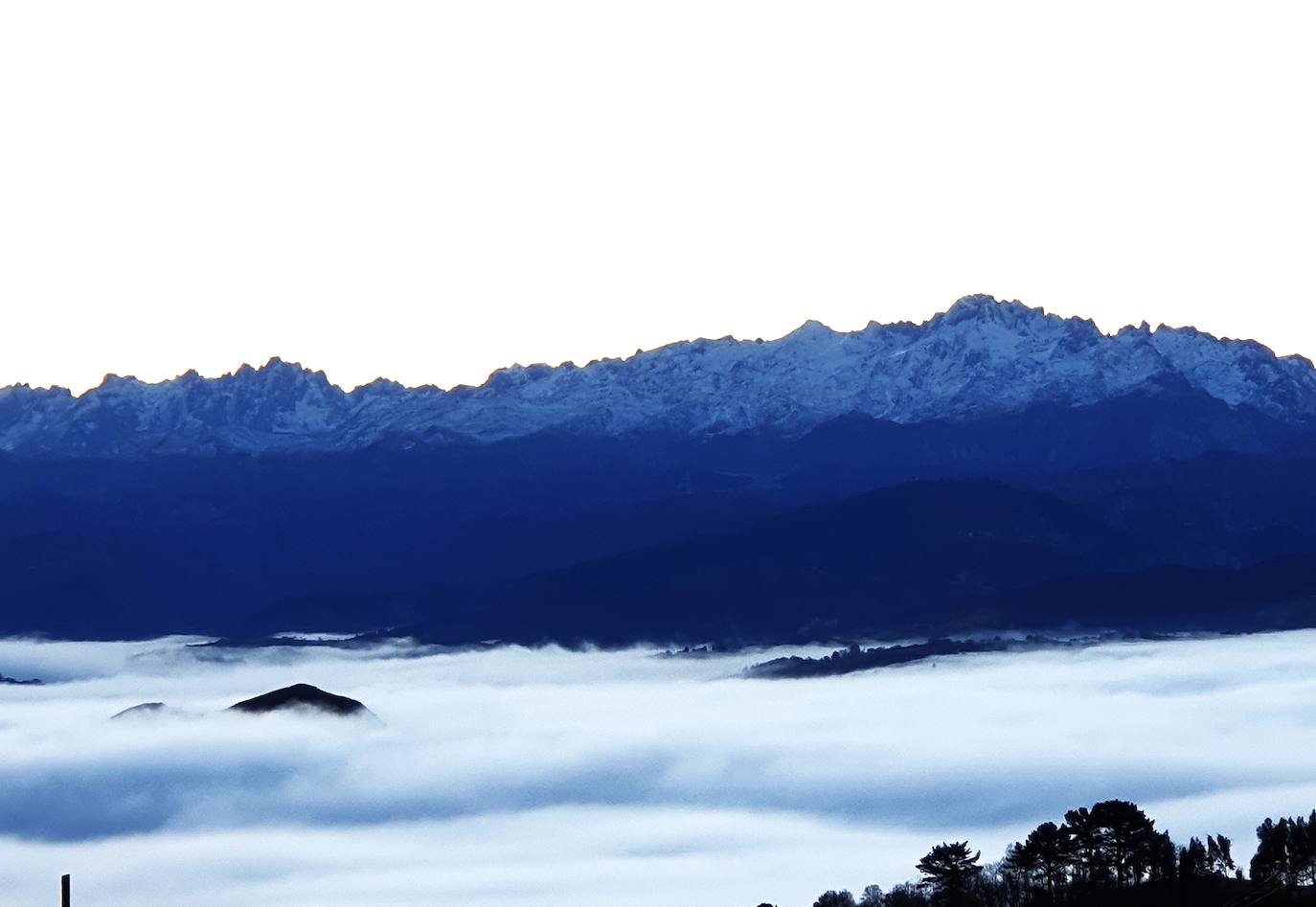 Las agujas y macizos principales de Picos de Europa son una visión constante en los paseos por el Sueve