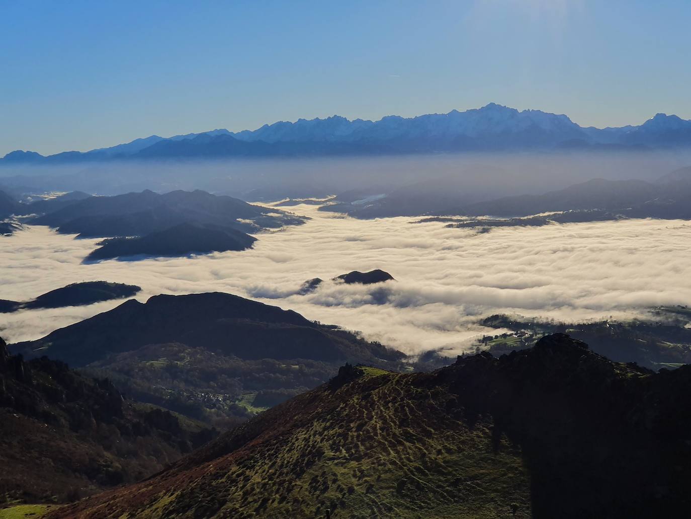 Mar de nubes sobre el valle del sella y los Picos de Europa desde las laderas del Mirueñu