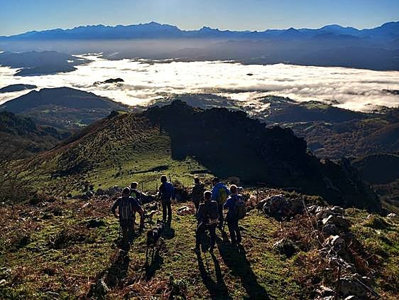 El Mirueñu, segundo en altura en la sierra del Sueve, es un estupendo balcón para mirar los Picos de Europa
