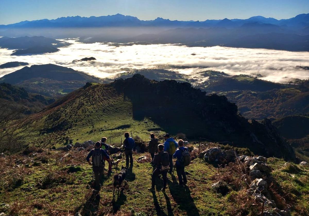 El Mirueñu, segundo en altura en la sierra del Sueve, es un estupendo balcón para mirar los Picos de Europa