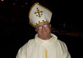 Un hombre vestido de obispo antes del comienzo del Sorteo Extraordinario de la Lotería de Navidad.