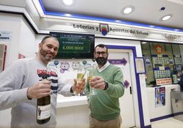 Gonzalo y Alberto García, de la administración número 30, en El Corte Inglés.