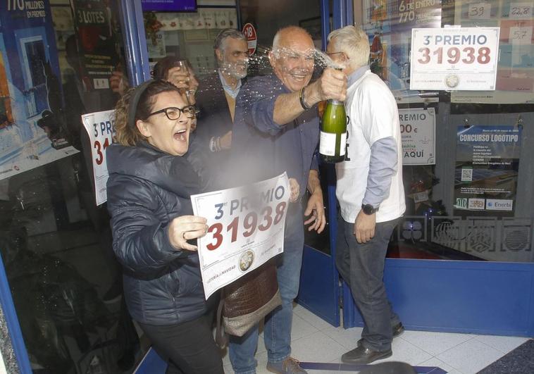 Júbilo en Biar (Alicante), donde repartieron íntegros los 92,5 millones del tercero.