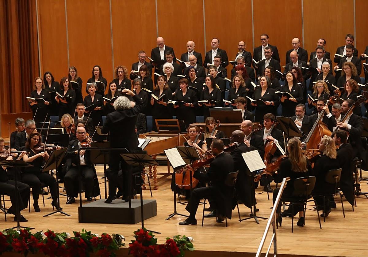 Miguel Romea dirigió de nuevo con las manos el concierto navideño de la OSPA y el Coro de la Fundación Princesa.