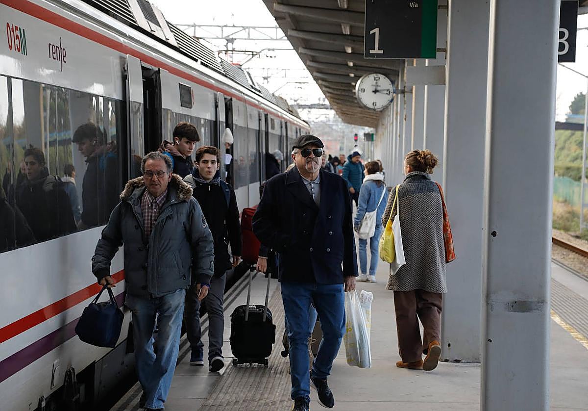 Viajeros, a su llegada a Gijón en una de las jornadas en las que se registraron horas de retraso en tren.