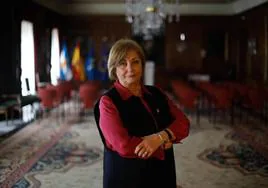 La alcaldesa de Avilés, Mariví Monteserín, en el Salón de Recepciones del Ayuntamiento.