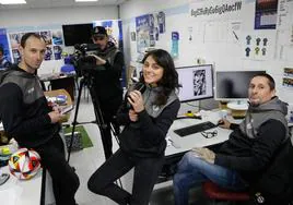 Dani Blanco, Felipe Vigil, Amanda Granda y Pablo L. Piñera en su lugar de trabajo en el Suárez Puerta.