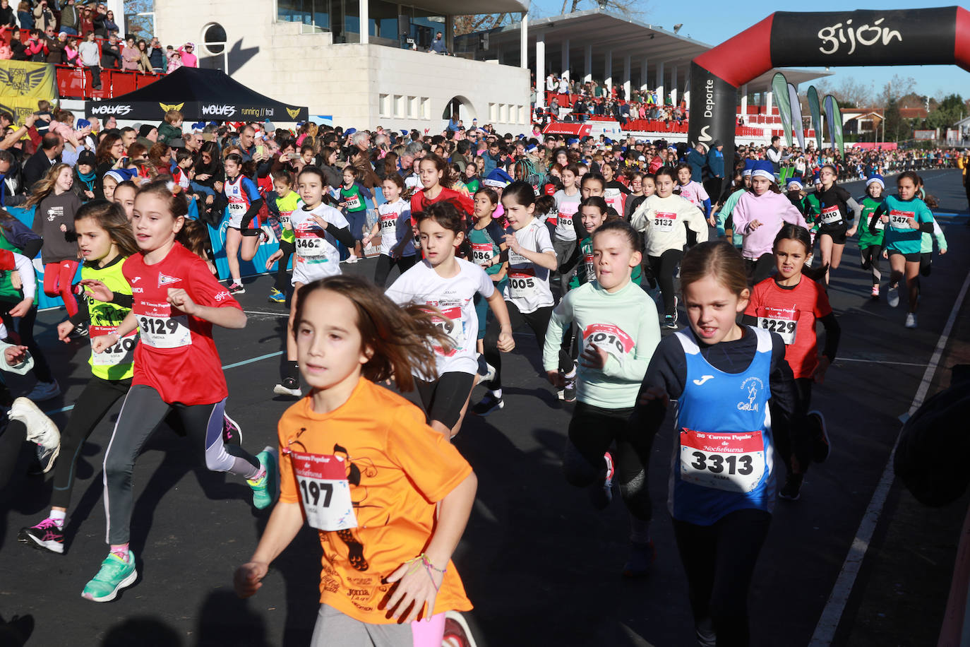 Miles de deportistas se dan cita en el Cross de Nochebuena de Gijón