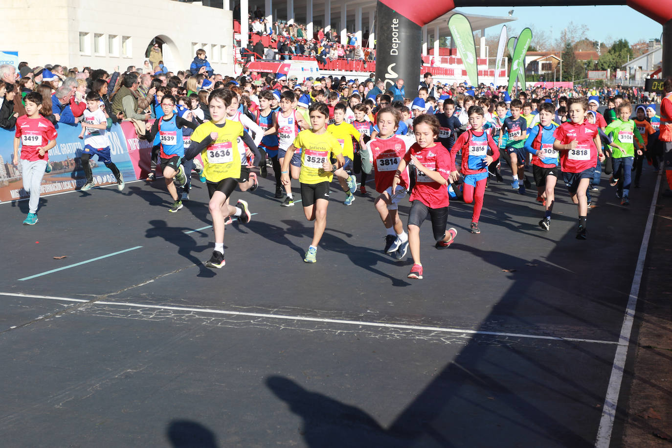 Miles de deportistas se dan cita en el Cross de Nochebuena de Gijón
