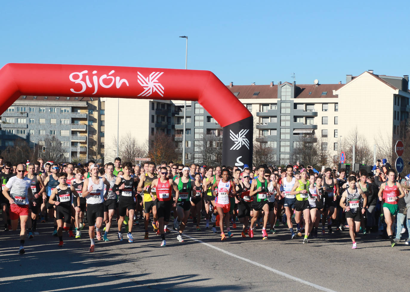 Miles de deportistas se dan cita en el Cross de Nochebuena de Gijón