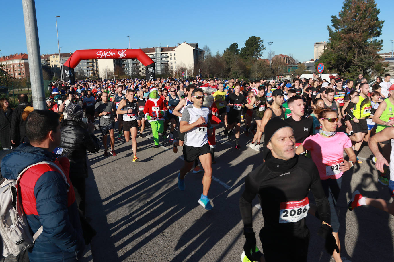 Miles de deportistas se dan cita en el Cross de Nochebuena de Gijón