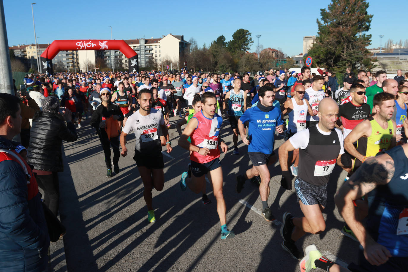 Miles de deportistas se dan cita en el Cross de Nochebuena de Gijón