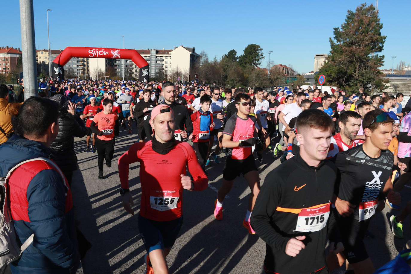 Miles de deportistas se dan cita en el Cross de Nochebuena de Gijón