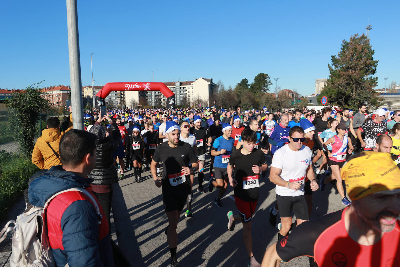 Miles de deportistas se dan cita en el Cross de Nochebuena de Gijón