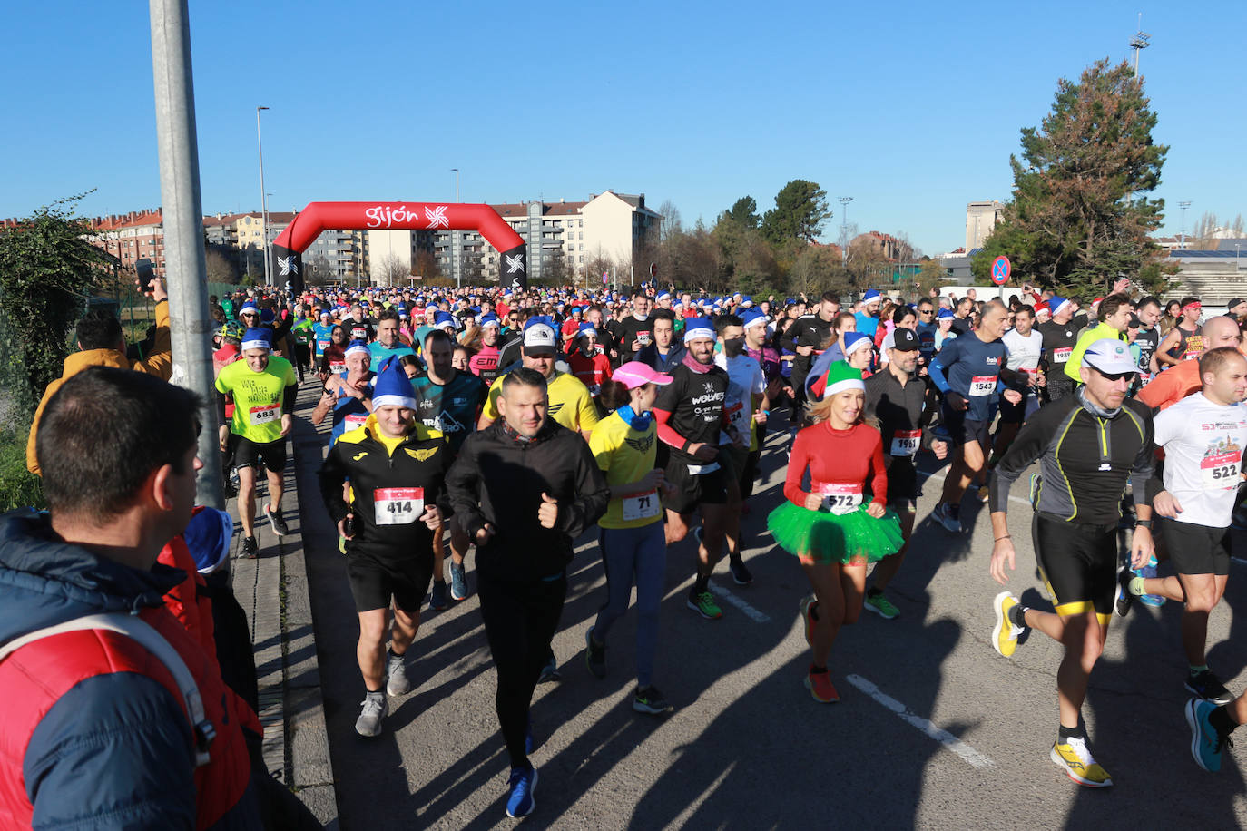 Miles de deportistas se dan cita en el Cross de Nochebuena de Gijón