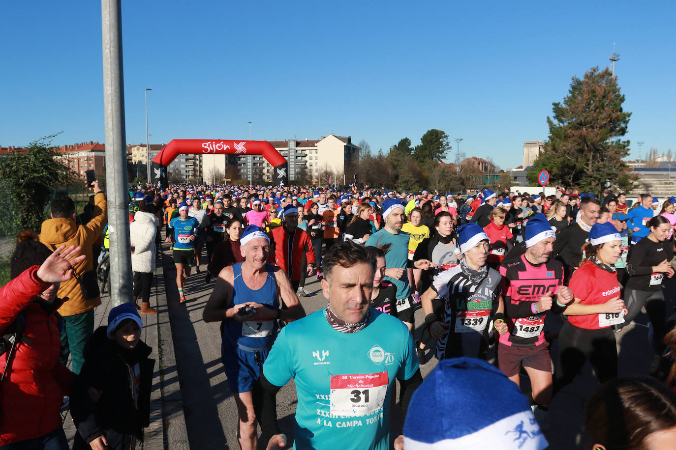 Miles de deportistas se dan cita en el Cross de Nochebuena de Gijón