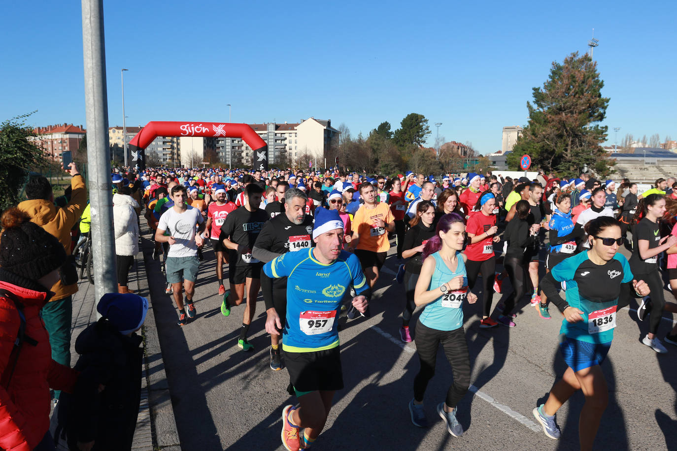 Miles de deportistas se dan cita en el Cross de Nochebuena de Gijón