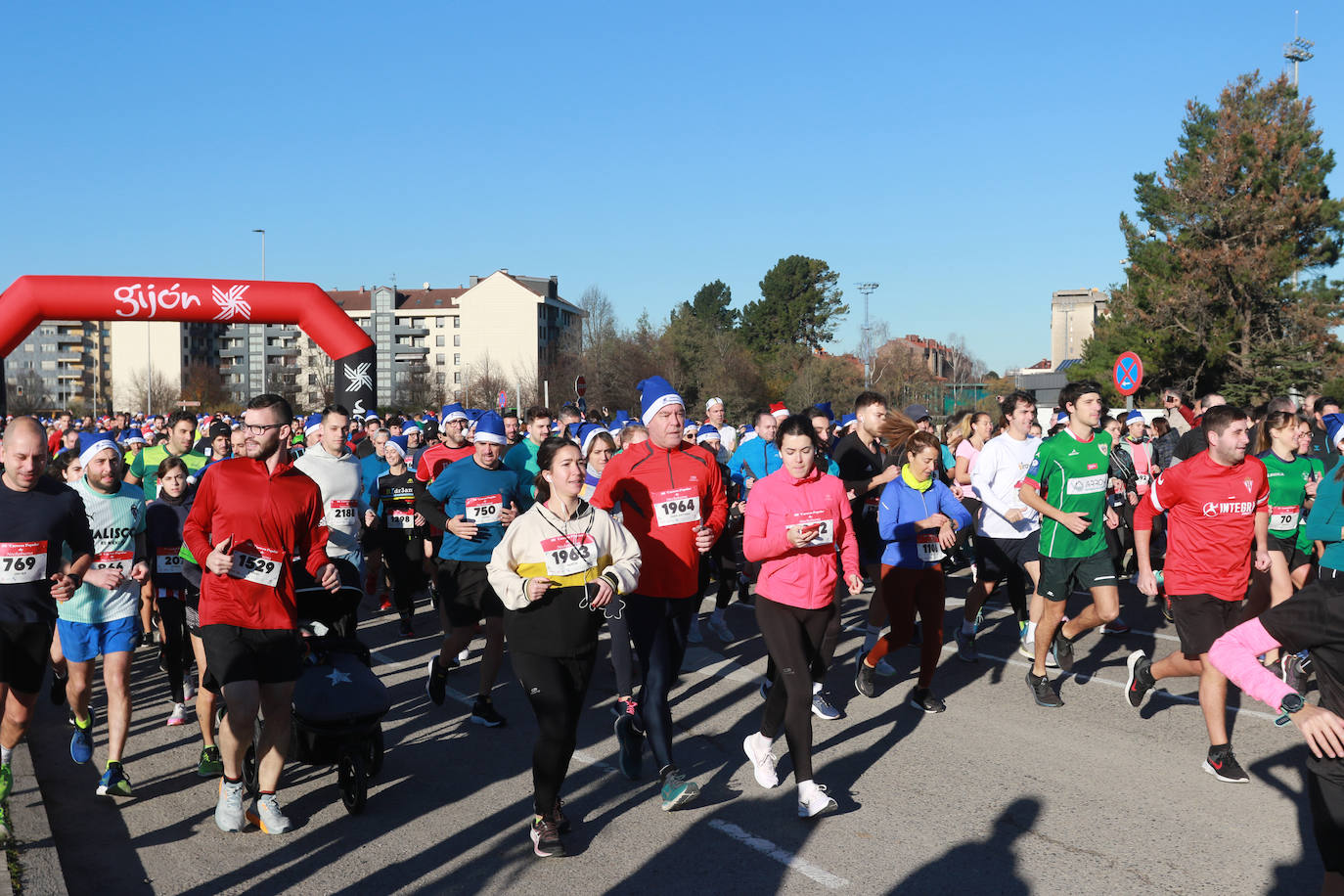 Miles de deportistas se dan cita en el Cross de Nochebuena de Gijón