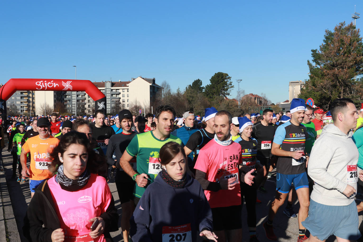 Miles de deportistas se dan cita en el Cross de Nochebuena de Gijón