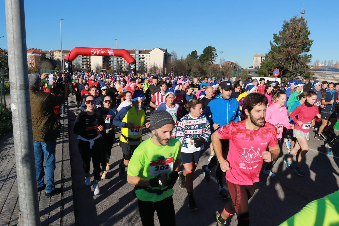 Miles de deportistas se dan cita en el Cross de Nochebuena de Gijón