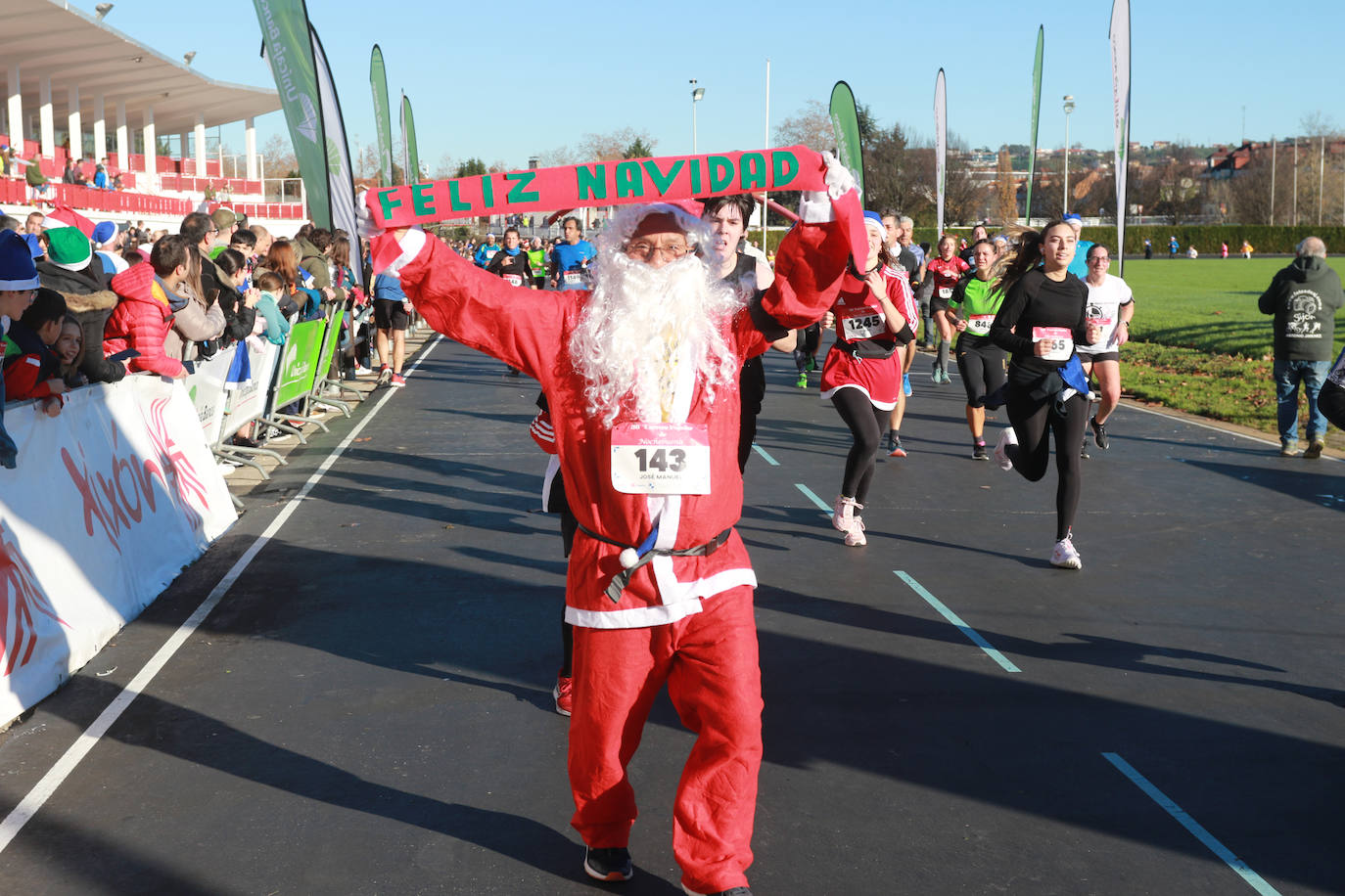 Miles de deportistas se dan cita en el Cross de Nochebuena de Gijón