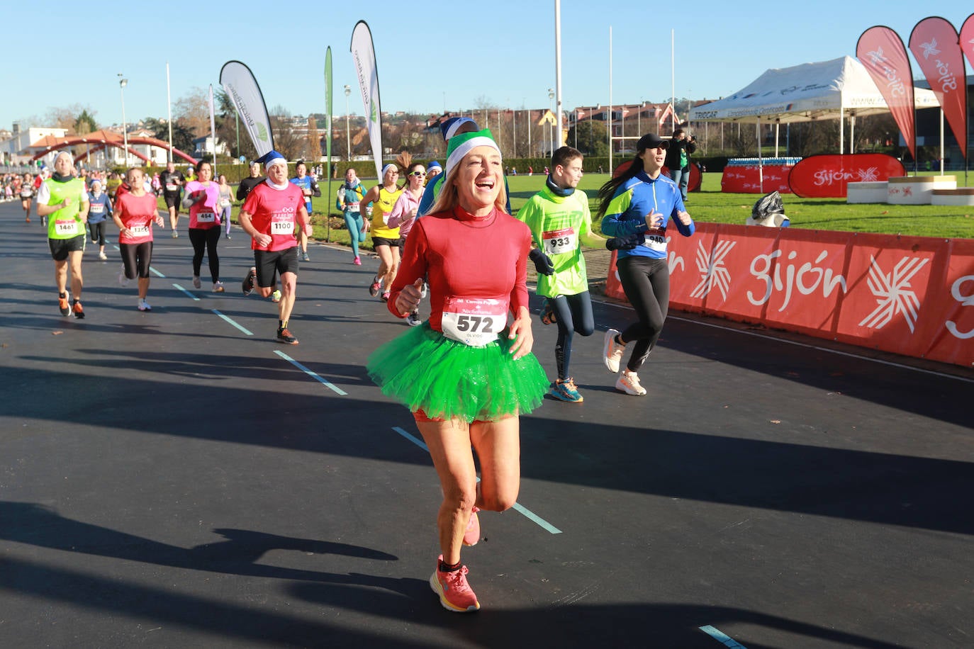 Miles de deportistas se dan cita en el Cross de Nochebuena de Gijón