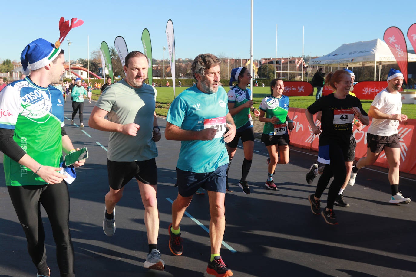 Miles de deportistas se dan cita en el Cross de Nochebuena de Gijón