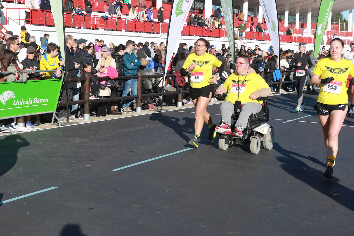 Miles de deportistas se dan cita en el Cross de Nochebuena de Gijón